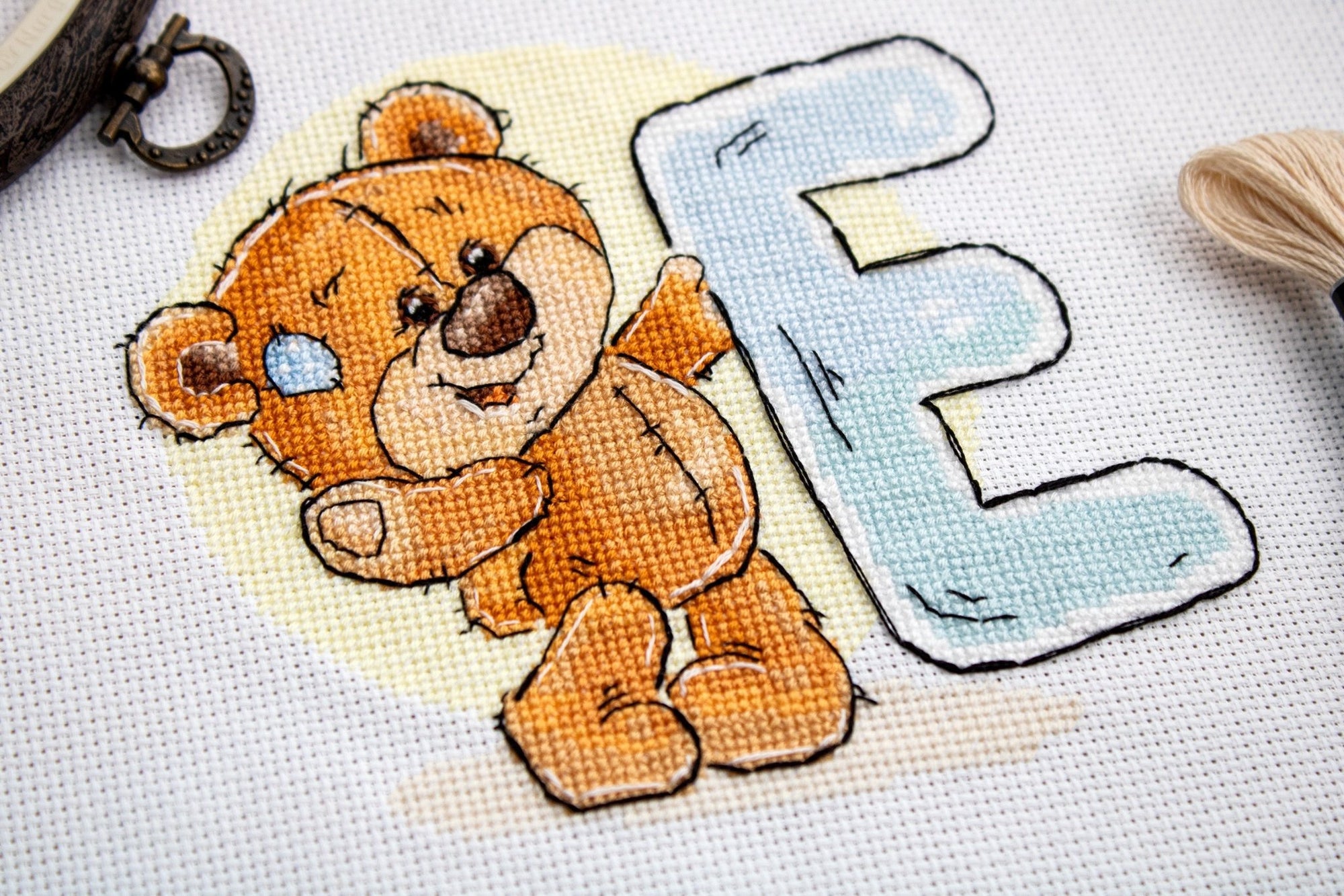 Cross Stitch Kit Alphabet - Luca - S Kit - Letter „E” B1206 - Luca - S Yarns