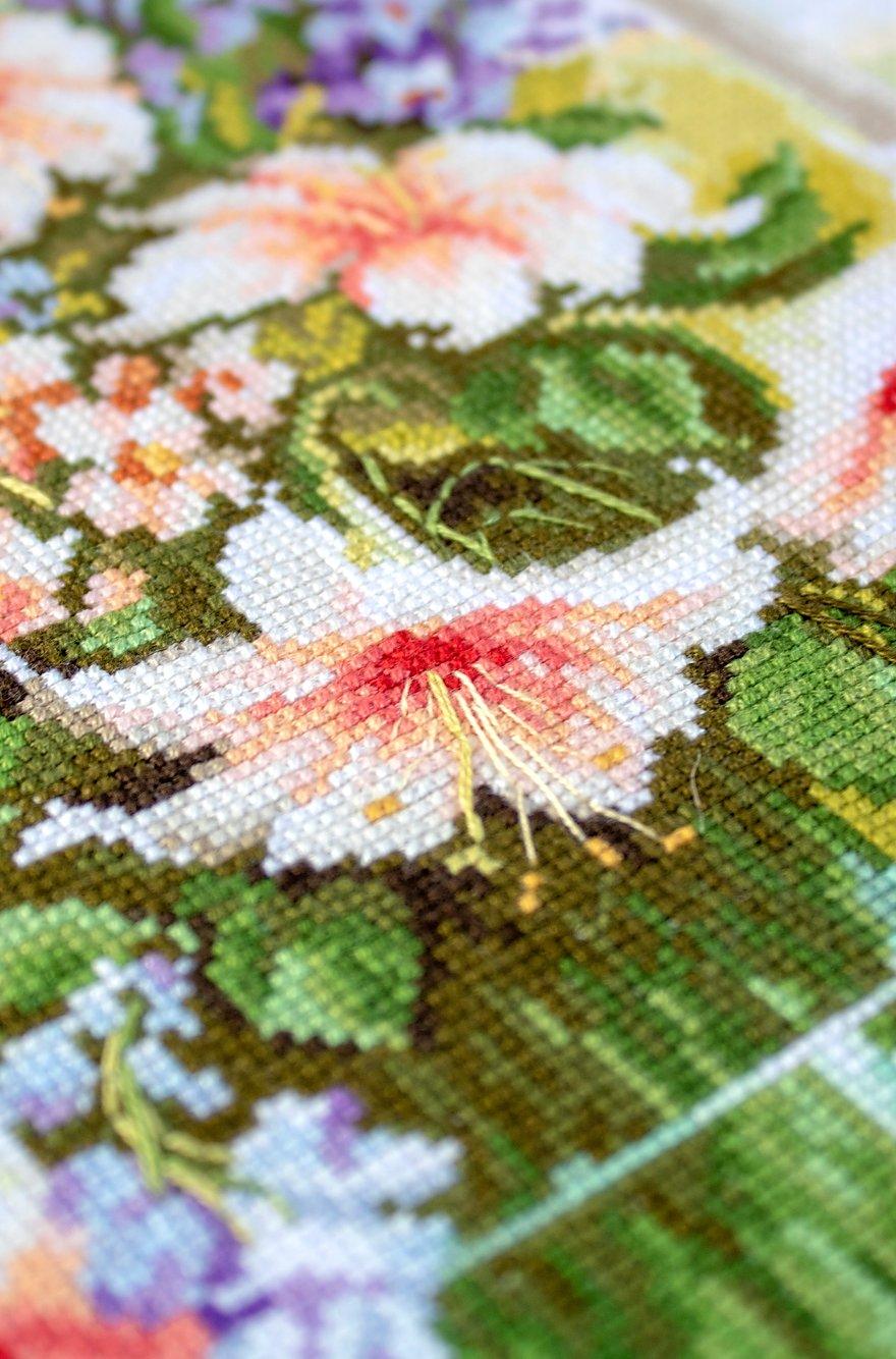 Cross Stitch Kit Luca - S - Flowers by the window, BU4015 - Luca - S Yarns