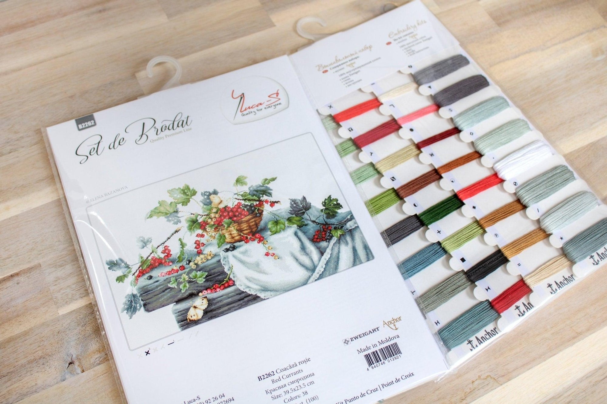 Cross Stitch Kit Luca - S - Still Life of Red Currants, B2262 - Luca - S Yarns