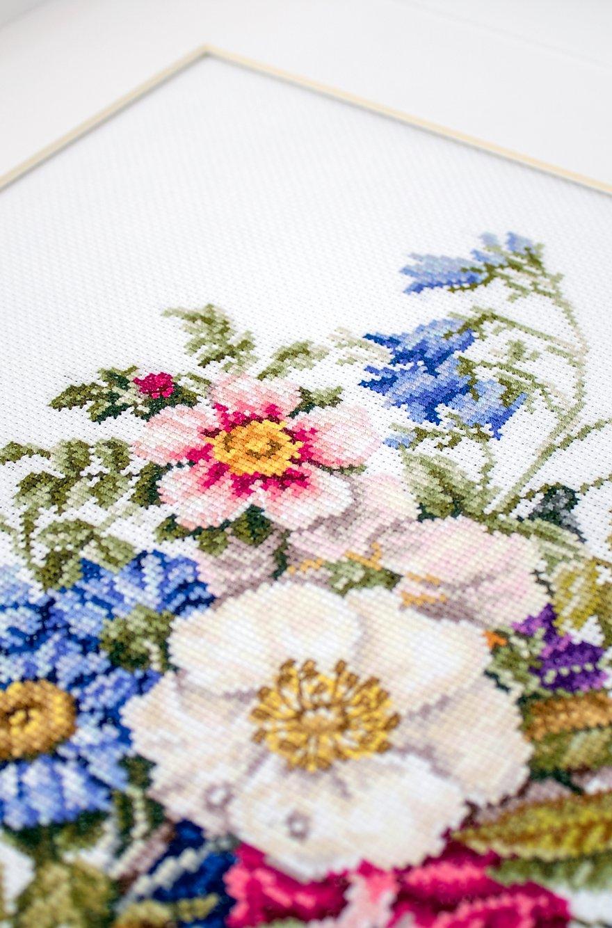Cross Stitch Kit Luca - S - Summer flower bouquet, BU4004 - Luca - S Yarns