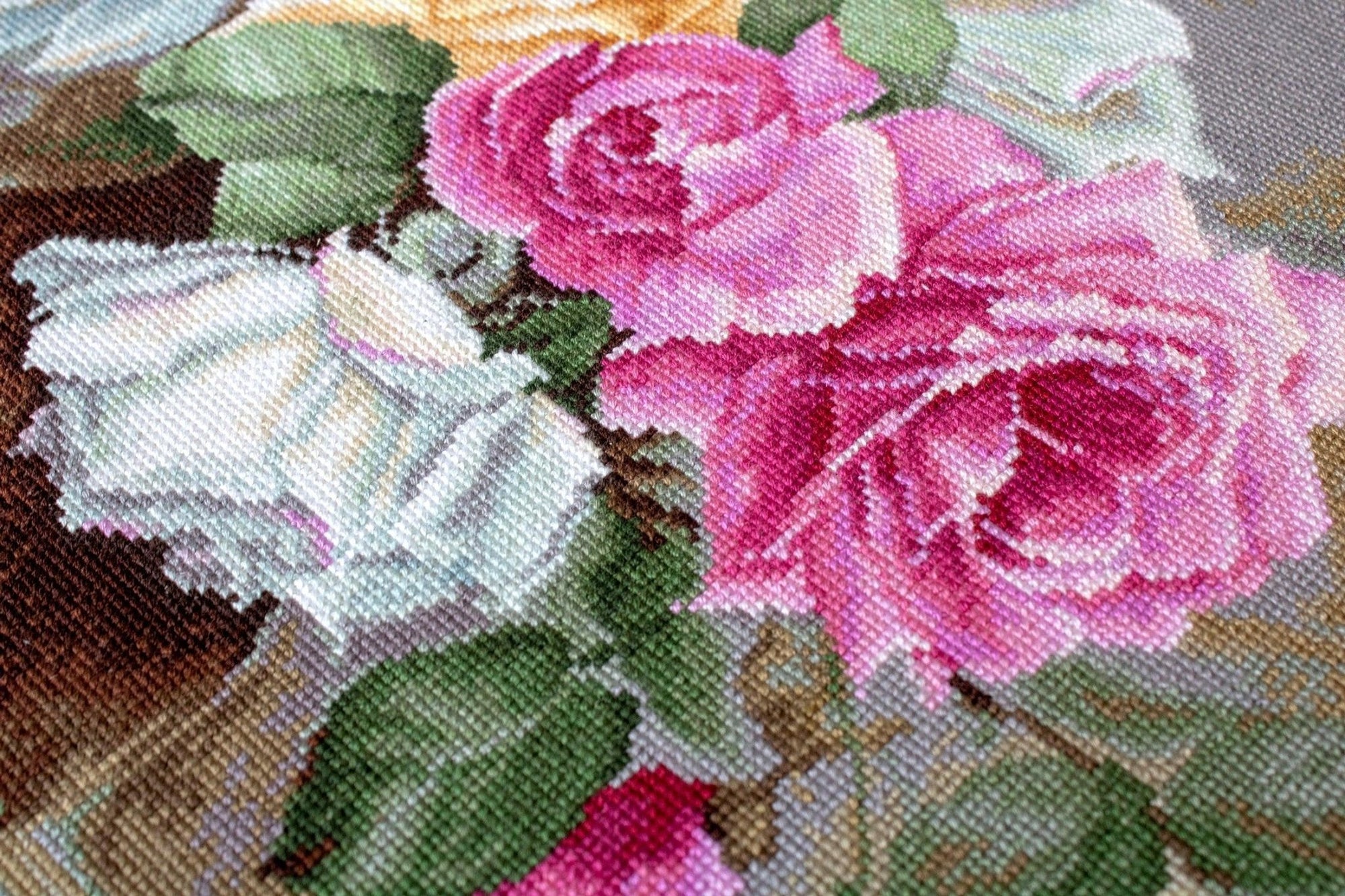 Cross Stitch Kit Luca - S - Vase with Roses, B587 - Luca - S Yarns