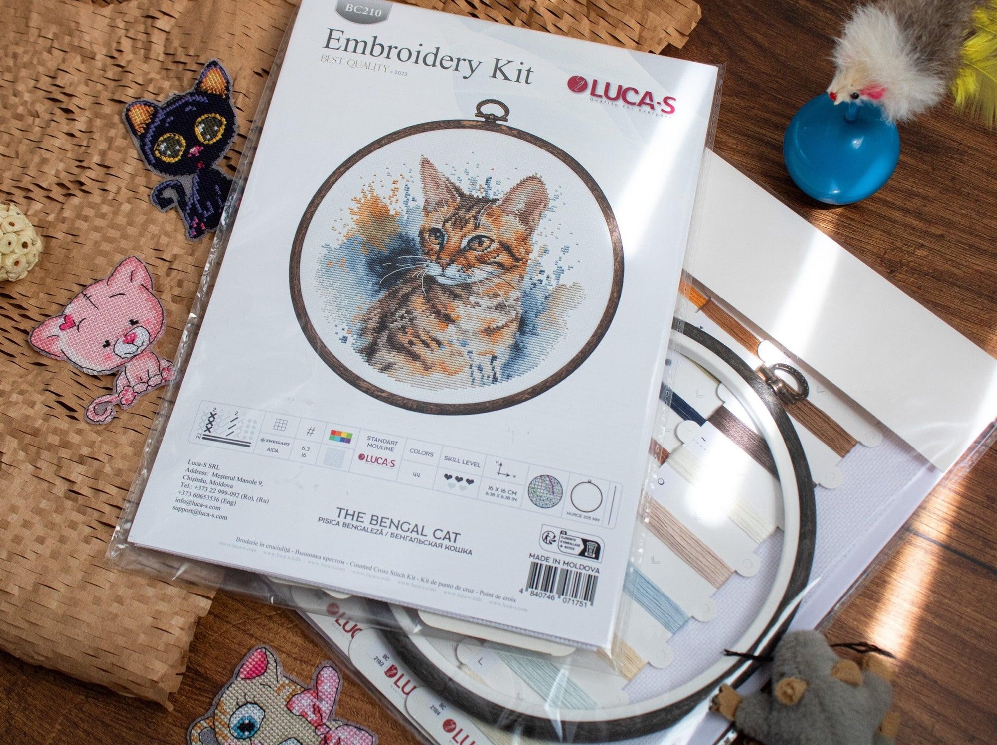 Cross Stitch Kit with Hoop Included Luca - S - BC210, The Bengal Cat - Luca - S Yarns