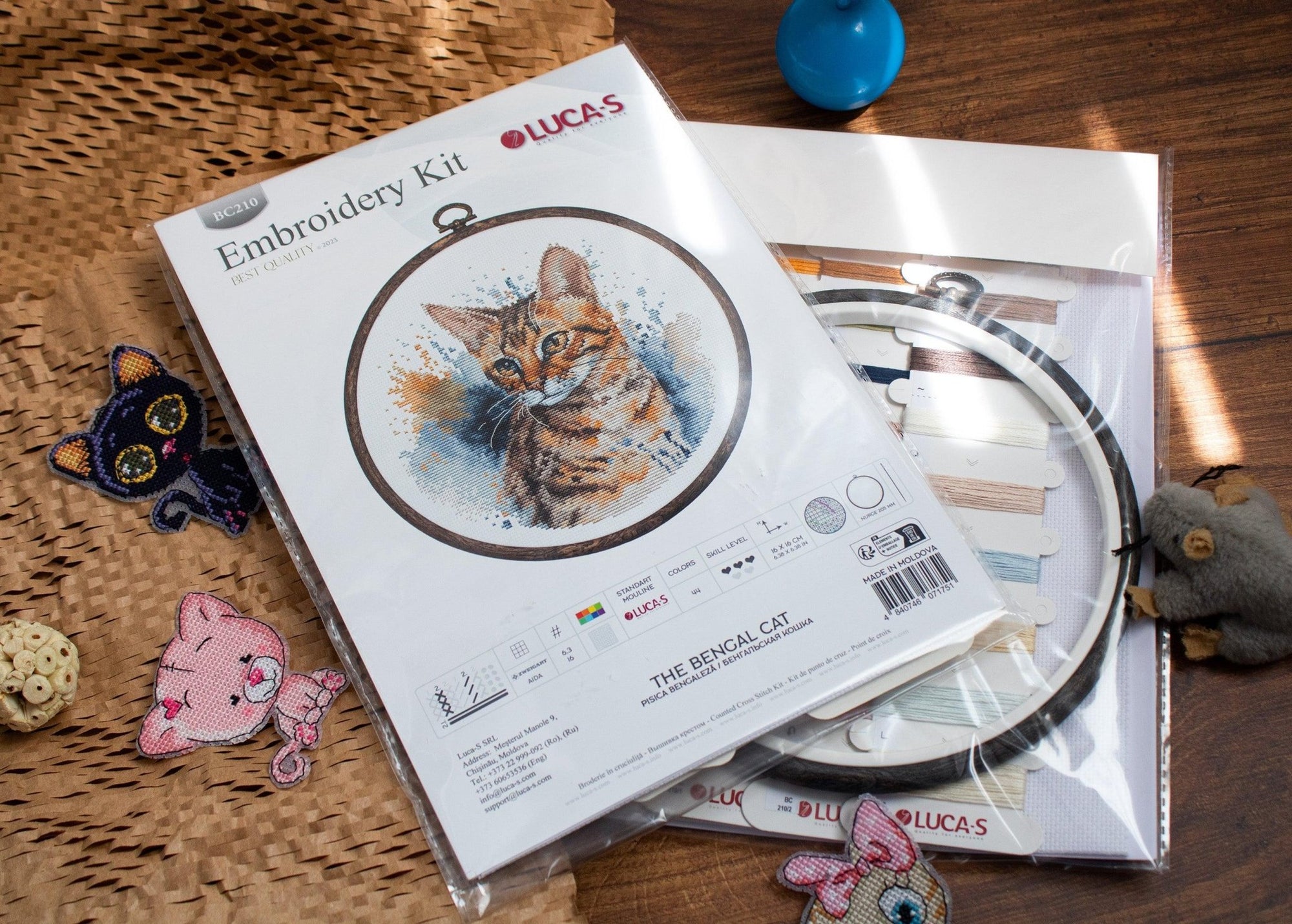 Cross Stitch Kit with Hoop Included Luca - S - BC210, The Bengal Cat - Luca - S Yarns